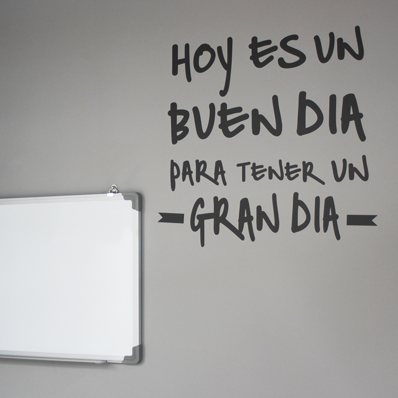 Área lounge con pizarrón