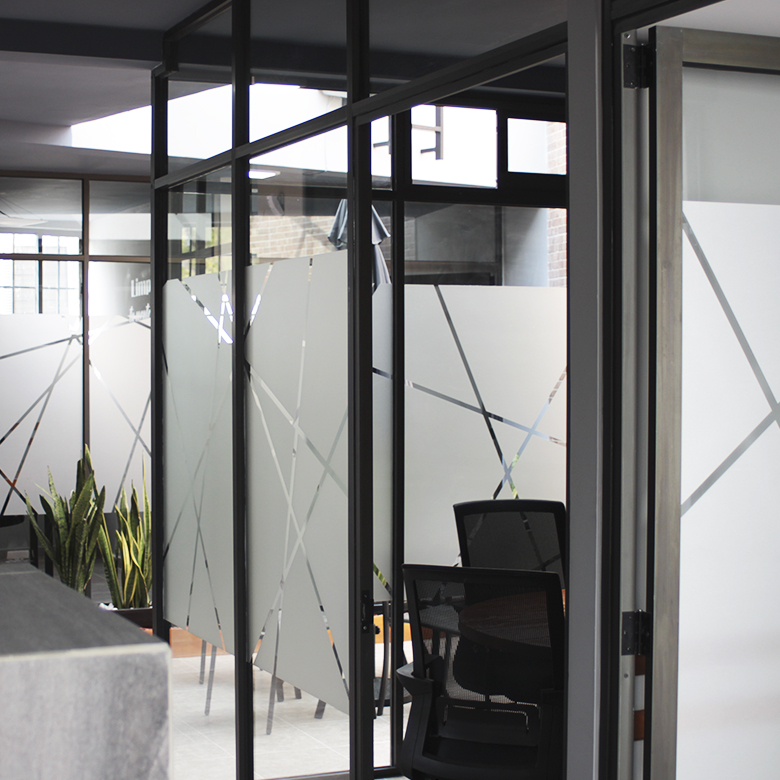 Pasillo de oficinas con vidrio esmerilado
