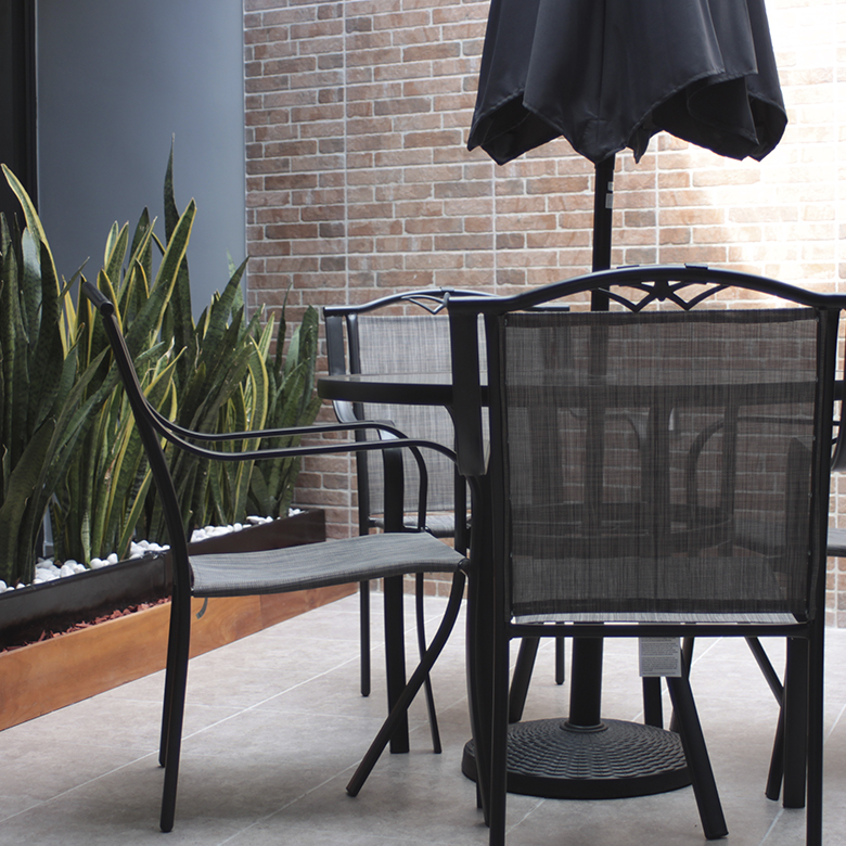 Terraza con plantas y mobiliario